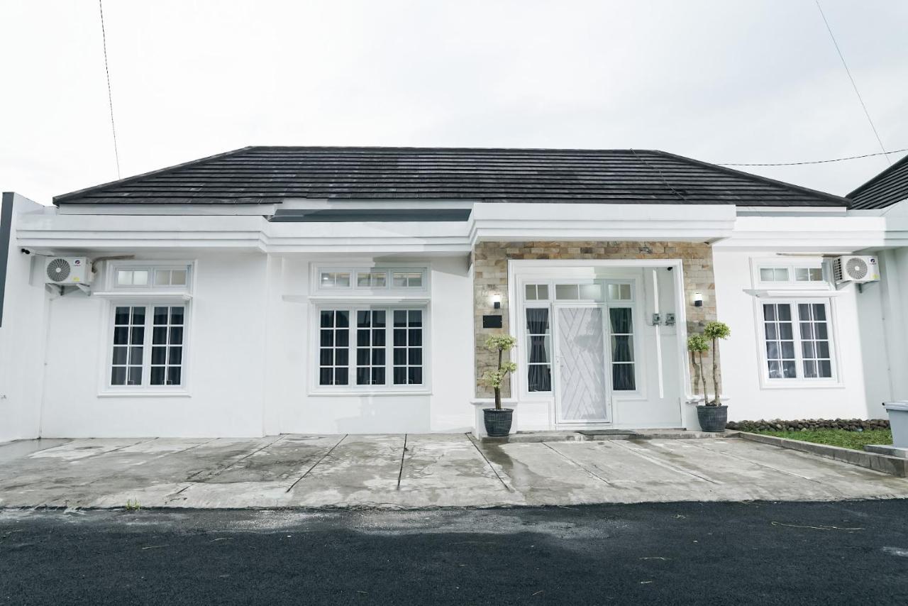 Pilla Villa Purwokerto Exteriör bild